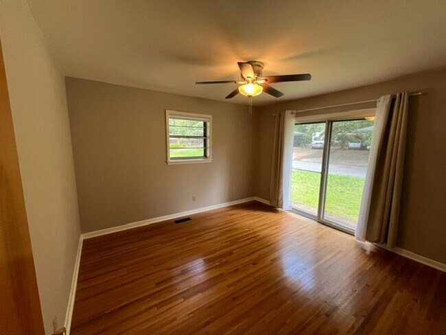 Building Photo - Very Nice 3 Bedroom 2 Bathroom House near the University of Arkansas Little Rock
