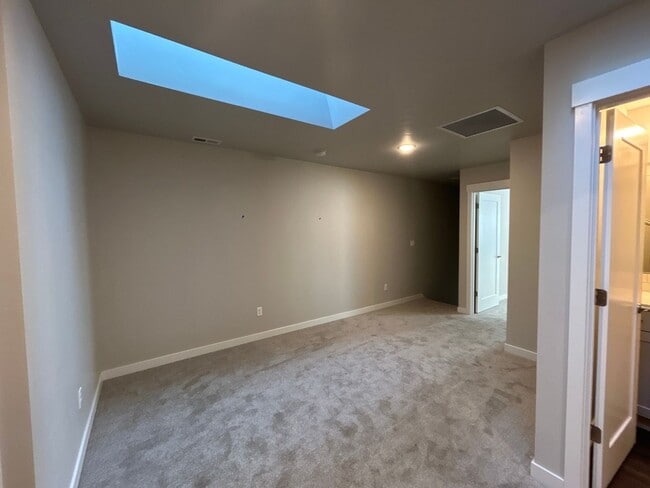 Building Photo - Spacious 3BR/2.5BA Townhome w/ Community Park & Trails – Bend, OR - PENDING APPLICATION