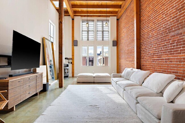 Building Photo - 657 3rd St