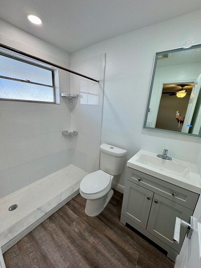 Building Photo - 100 SW 9th St