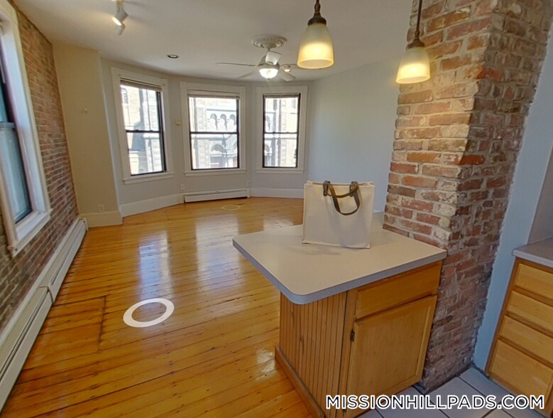 Building Photo - 1538 Tremont St