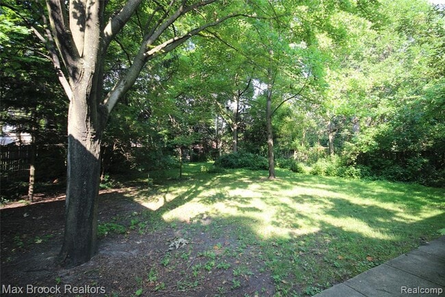 Building Photo - 702 Hendrie Blvd