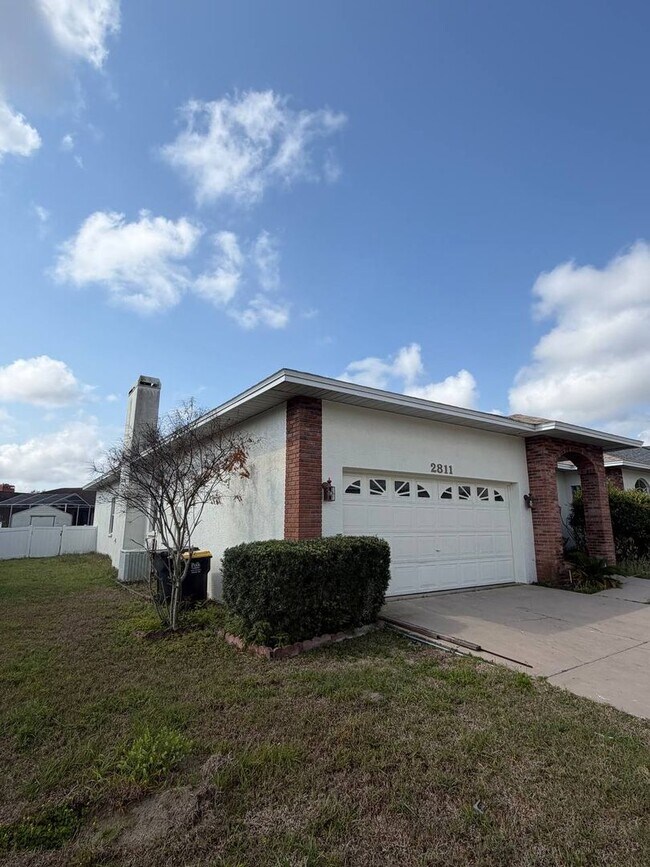 Building Photo - Welcome to your private Florida retreat in Lakeland!