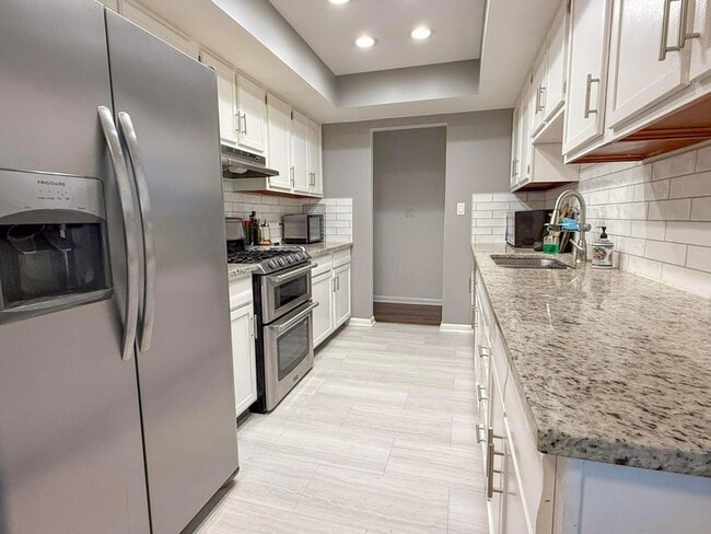 Building Photo - 3084 Sawyer Dr