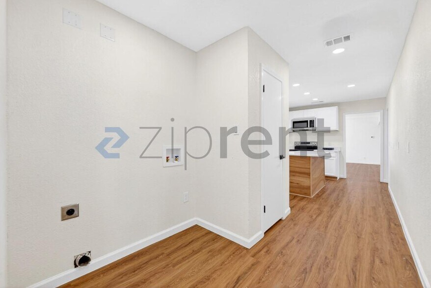 Building Photo - Unit