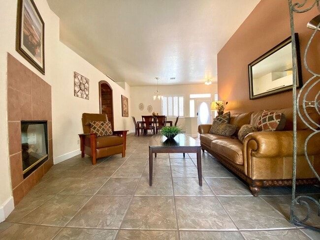 Building Photo - Furnished 4 Bedroom Pool Home - 6 month lease