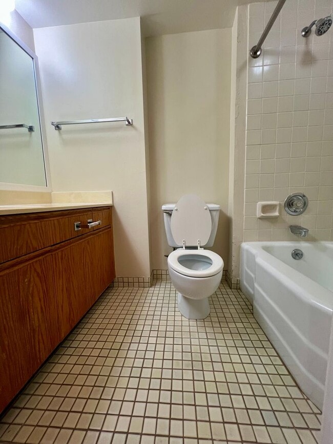 Building Photo - Charming & Convenient Studio, Great Building