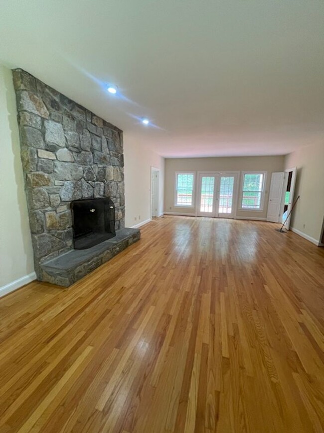 Building Photo - Spacious SF home in Potomac