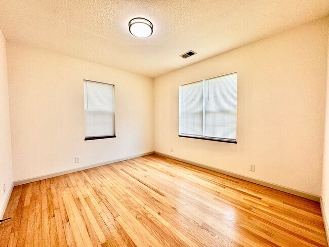 Building Photo - Charming Updated Home in Walkable Westwood