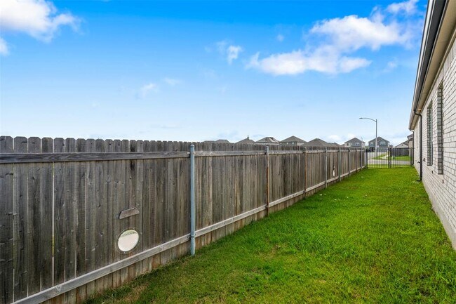 Building Photo - 6300 Carriage Pines Dr