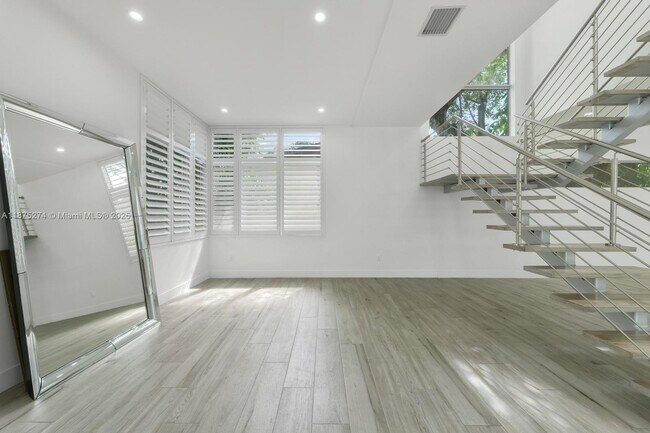 Building Photo - 5720 SW 24th St