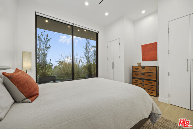 Building Photo - 9960 Beverly Grove Dr Dr