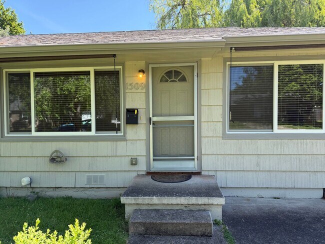 Building Photo - Updated 2 bedroom 1 bathroom house in Eugene!