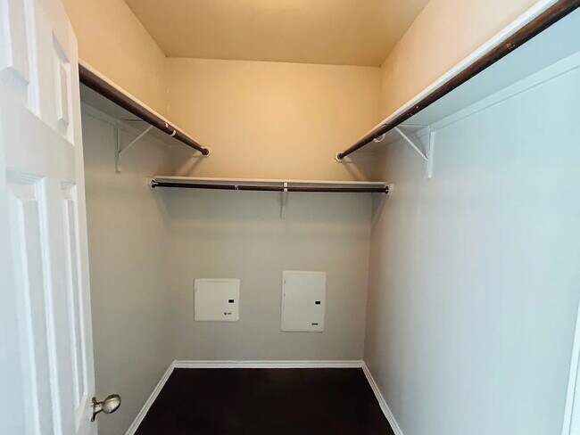 Building Photo - Application Special - 3/2 Home with a Yard and Central AC