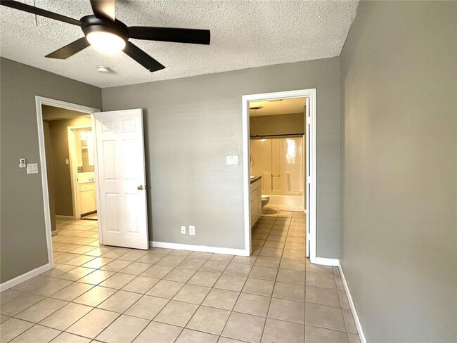 Building Photo - 1104 Kinney Ave