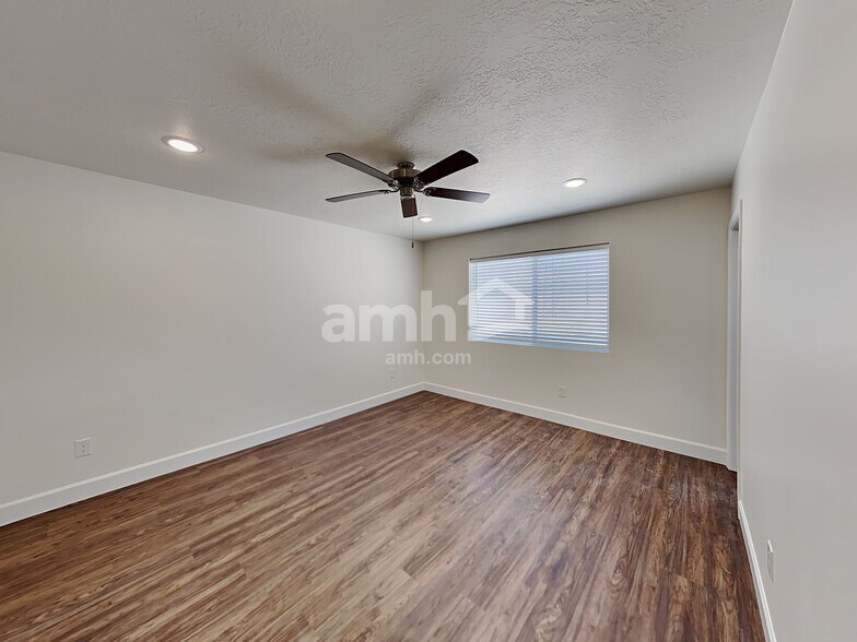 Building Photo - 4292 N Poplar St