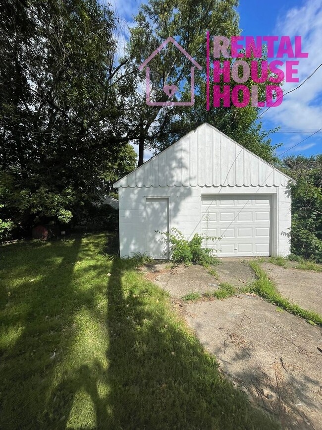 Building Photo - NEW LISTING | 2 BEDS 1 BATH | BASEMENT | G...