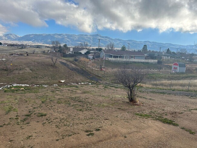 Building Photo - Horse Property in Golden Hills