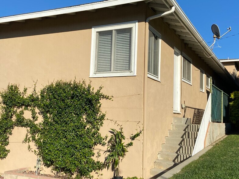 Front of building - 956 Eucalyptus Dr