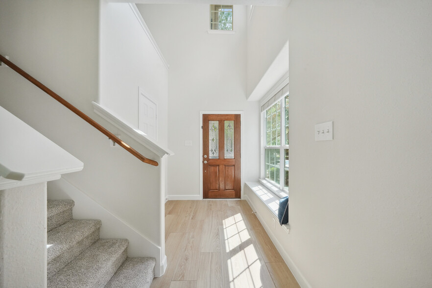 Building Photo - 10 Fairlee Ct
