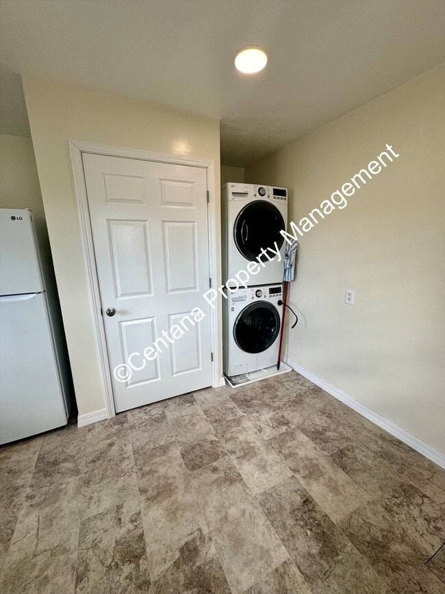 Building Photo - 3 Bed 1 Bath located on the flats