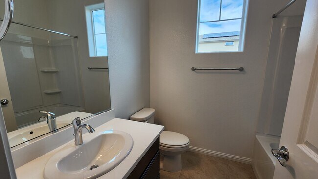 Building Photo - 1565 Pinchot Dr