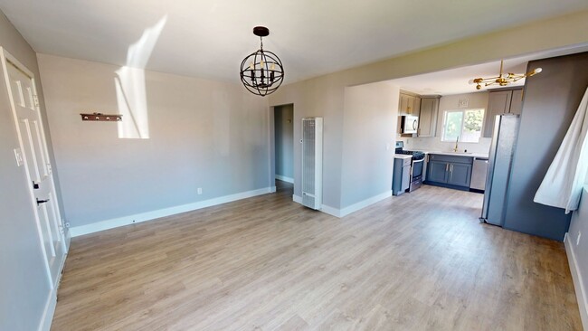 Building Photo - Great Location | Open-Concept
