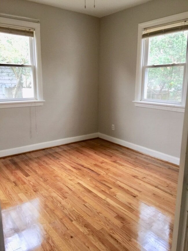 Building Photo - Adorable 2BR/1BA Home Near Norfolk Naval B...