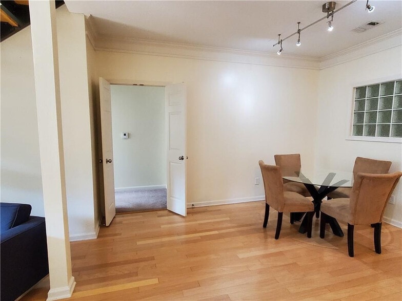 Building Photo - Room in Condo on 17th St NW