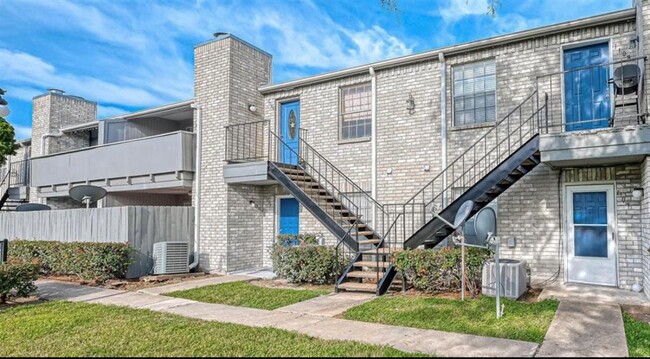 Building Photo - 9700 Leawood Blvd