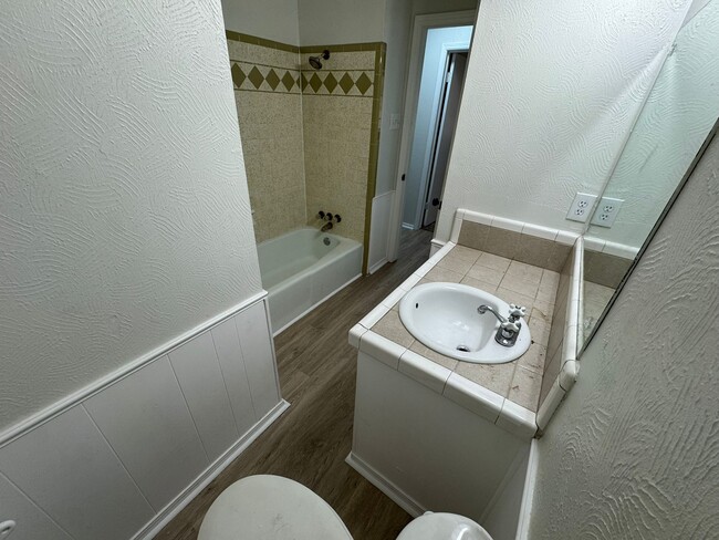 Building Photo - 2410 NW Saxon Cir
