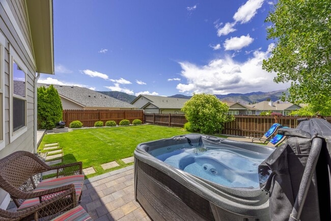 Building Photo - 3 Bedroom, 1.75 Bathroom Home in The Village at Lake Chelan