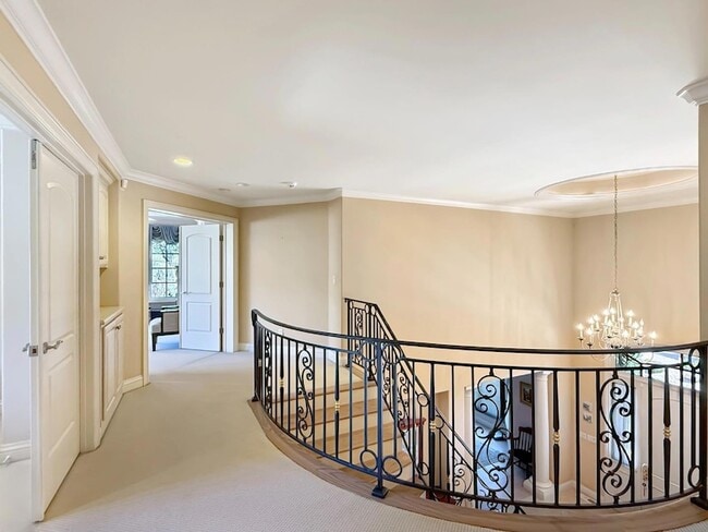 Building Photo - 1526 Hillview Dr