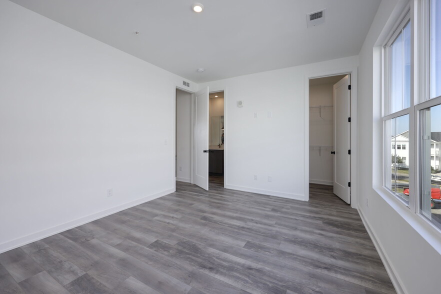 Main Floor Bedroom - 2026 Edison Park Ln