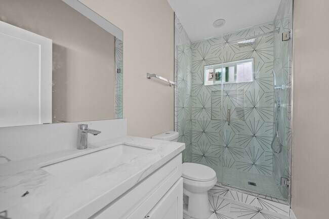 Building Photo - Private rooftop deck!