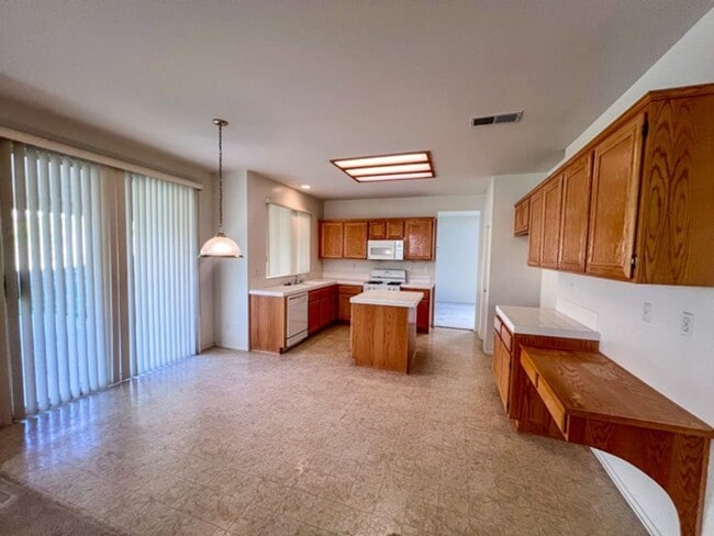 Building Photo - Large 4 bedroom Murrieta home with a loft ...