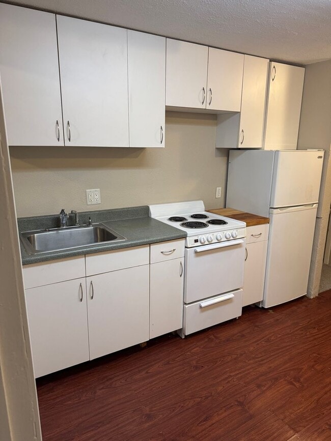 Building Photo - **PENDING**Beautiful 5 Bed 2 & 3/4 Bath home in Tacoma