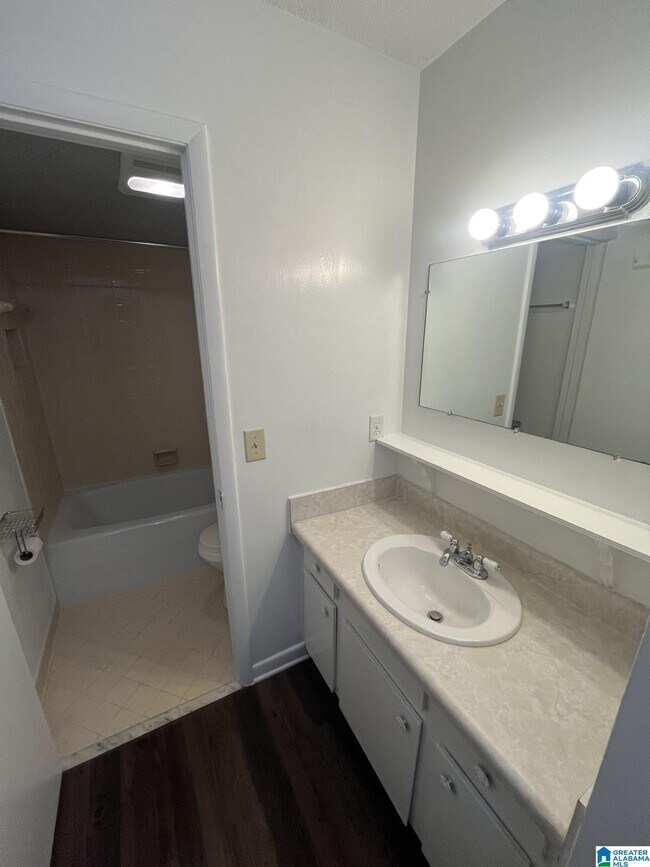 Building Photo - 3101 Lorna Rd