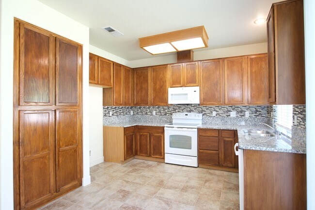 Building Photo - 3 Bedroom 2 bath!