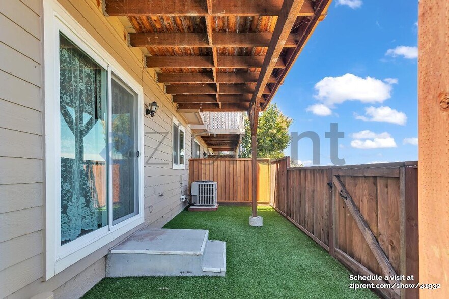 Building Photo - 527 Bustos Pl