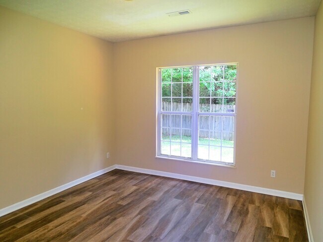 Building Photo - One Level Living! Updated 3BR / 2BA in Pri...
