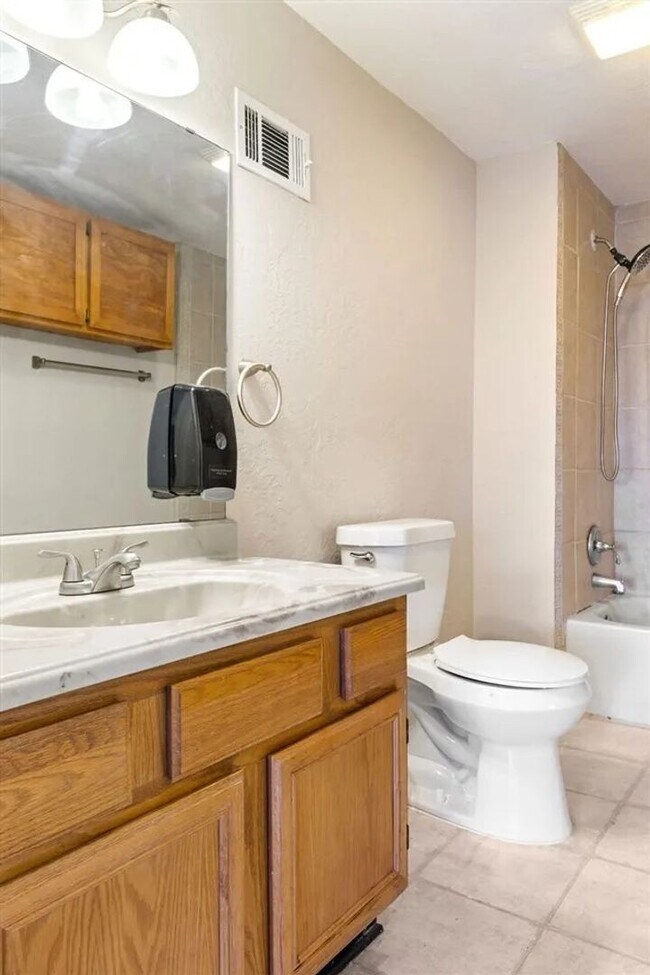 Building Photo - 4013 SW Sunflower Ln