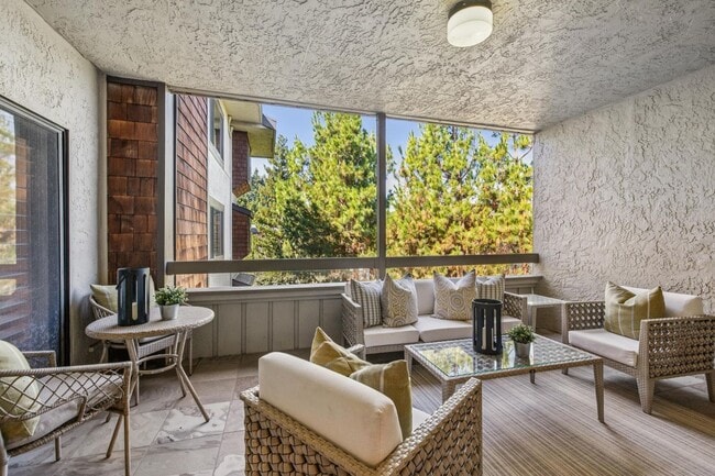 Building Photo - Elegant 2BR Condo with Golf Course Views i...