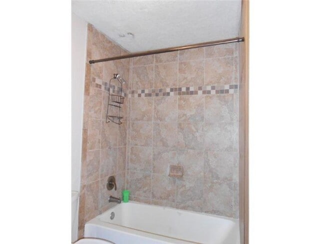 Building Photo - Updated 2 Bed/2 Bath Condo with Screened P...
