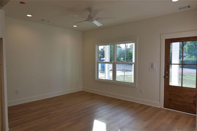 Building Photo - 1070 Moreland Dr