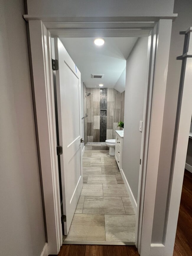 Building Photo - 6 Bedroom in Fort Sanders w/ Ensuite Bathr...