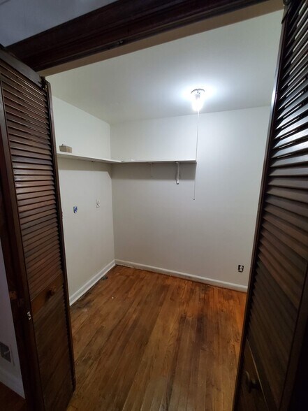 Building Photo - 301 W Lakeside Ave