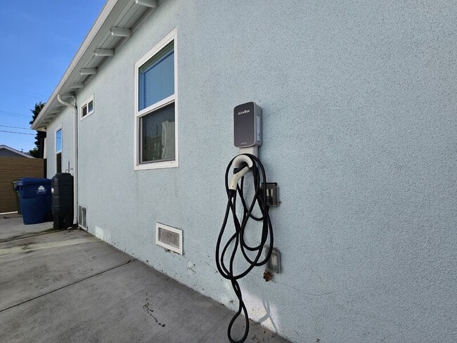 Building Photo - 6500 Arlington Ave