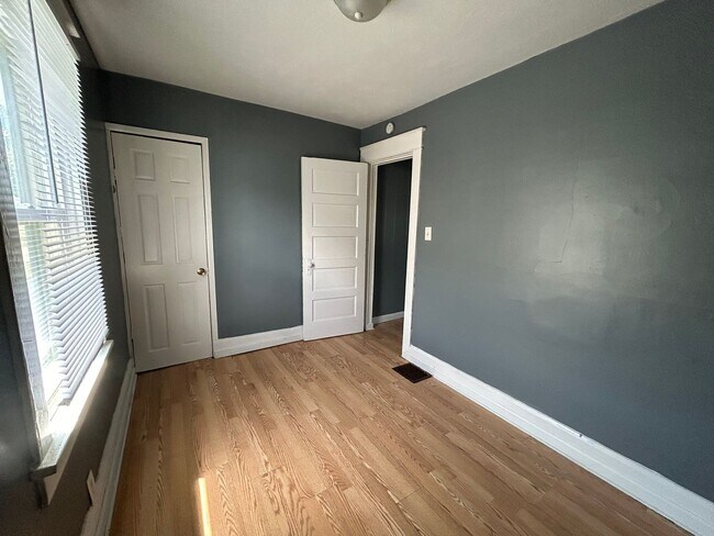 Building Photo - 2 Bedroom House-Available Now!