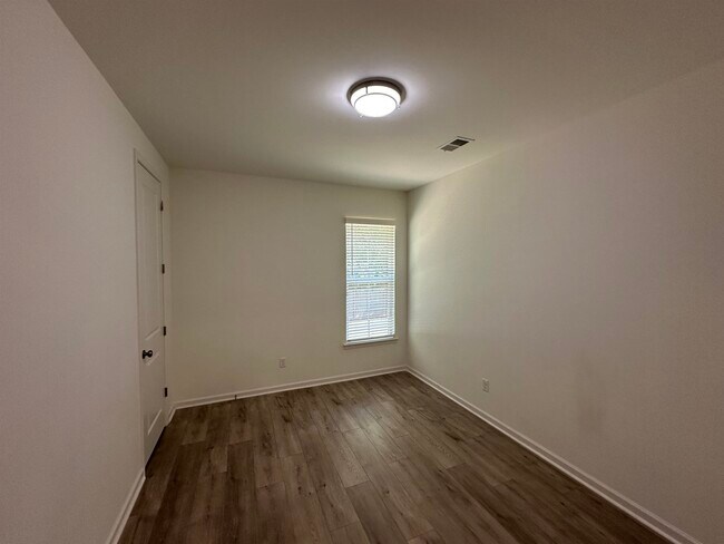 Building Photo - 4998 Farmland Way